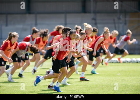 Newport, Wales, UK. 11 Juni, 2018. Wales Frauen internationale Team Training, Newport City Stadium, Newport, 11/6/18: Wales Team Zug vor dem entscheidenden WM-Qualifikationsspiel gegen Russland Credit: Andrew Dowling/einflussreiche Fotografie/Alamy leben Nachrichten Stockfoto