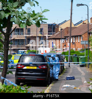 London, England. 11. Juni 2018. Der Morgen, nachdem ein anderer Jugendlicher in London erstochen wird, eine forensische Offizier den Tatort nach Hinweisen in einem Raum durchgeführt werden, die von der Polizei abgesperrt. Dieser stechende, geschah nur kurze Zeit nach dem Mann ein paar Meilen entfernt in Northolt erstochen wurde. © Tim Ring/Alamy leben Nachrichten Stockfoto