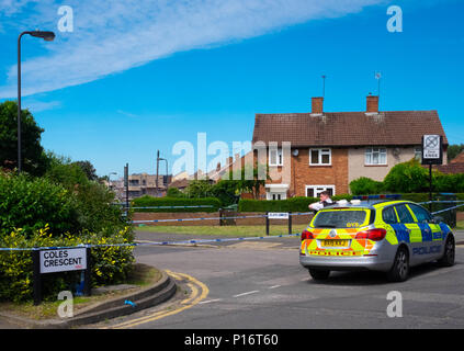 London, England. 11. Juni 2018. Der Morgen, nachdem ein anderer Jugendlicher in London erstochen wird, eine forensische Offizier den Tatort nach Hinweisen in einem Raum durchgeführt werden, die von der Polizei abgesperrt. Dieser stechende, geschah nur kurze Zeit nach dem Mann ein paar Meilen entfernt in Northolt erstochen wurde. © Tim Ring/Alamy leben Nachrichten Stockfoto