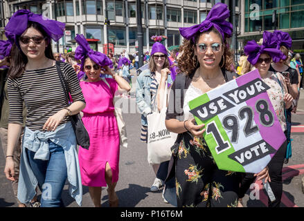 London, Großbritannien. 10. Juni 2018. Tausende von Frauen melden Sie Prozessionen 2018. Dressing in die grünen, weißen und Lila tri-Farbschema der Suffragette Frauen Soziale und Politische Union, Sie marschierten von Hyde Park, um den Parliament Square, 100 Jahre seit der Vertretung der Menschen handeln, das die britischen Frauen gaben das Wahlrecht für ein öffentliches Amt in Großbritannien. Credit: Guy Corbishley/Alamy leben Nachrichten Stockfoto