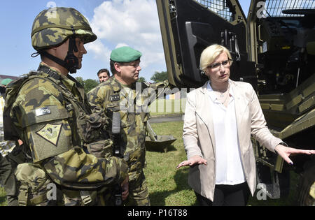 "Hranice", Tschechische Republik. 11 Juni, 2018. Tschechische Verteidigungsminister Karla Slechtova (rechts), Chief-of-Personal Ales Opata, kanadischer Botschafter Barbara Richardson und lettischen Botschafter Alberts Sarkanis Teilnahme an militärischen bei 7. mechanisierten Brigade vor Abflug von Soldaten in die Mission nach Baltikum in "Hranice" in der Nähe von Karlovy Vary, Tschechische Republik, 11. Juni 2018. Credit: Ludek Perina/CTK Photo/Alamy leben Nachrichten Stockfoto