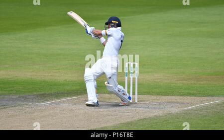 Manchester UK 11 Juni 2018 Neil Wagner (Essex) zieht während seiner Innings von 29 gegen Lancashire am dritten Tag der County Championship Match gegen Essex. Quelle: John Fryer/Alamy leben Nachrichten Stockfoto