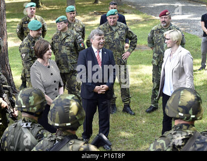 "Hranice", Tschechische Republik. 11 Juni, 2018. Tschechische Verteidigungsminister Karla Slechtova (rechts), Chief-of-Personal Ales Opata, kanadischer Botschafter Barbara Richardson (links) und lettischen Botschafter Alberts Sarkanis (Mitte) Teilnahme an militärischen bei 7. mechanisierten Brigade vor Abflug von Soldaten in die Mission nach Baltikum in "Hranice" in der Nähe von Karlovy Vary, Tschechische Republik, 11. Juni 2018. Credit: Ludek Perina/CTK Photo/Alamy leben Nachrichten Stockfoto