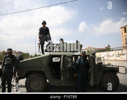 Kabul, Afghanistan. 11 Juni, 2018. Security Force Mitglieder stand Guard in der Nähe von der Stelle von einem Selbstmordanschlag in Kabul, der Hauptstadt Afghanistans, am 11. Juni 2018. Mindestens 12 Menschen wurden getötet und 31 andere verletzte nach einem Selbstmord bombenexplosion einem Ministerium Büro in Kabul, Afghanistan am Montag, öffentliche Gesundheit Ministerium des Landes erschüttert. Credit: Rahmat Alizadah/Xinhua/Alamy leben Nachrichten Stockfoto