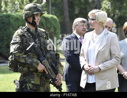 "Hranice", Tschechische Republik. 11 Juni, 2018. Tschechische Verteidigungsminister Karla Slechtova (rechts), Chief-of-Personal Ales Opata, kanadischer Botschafter Barbara Richardson und lettischen Botschafter Alberts Sarkanis Teilnahme an militärischen bei 7. mechanisierten Brigade vor Abflug von Soldaten in die Mission nach Baltikum in "Hranice" in der Nähe von Karlovy Vary, Tschechische Republik, 11. Juni 2018. Credit: Ludek Perina/CTK Photo/Alamy leben Nachrichten Stockfoto