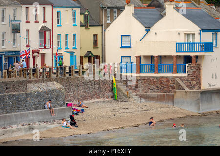 Rame Halbinsel, Cornwall, England, Großbritannien Wetter Warm und sonnig Wetter als Menschen machen das Beste aus dem Wetter Bevor eine Atlantische vorne bewegt sich am Ende der Woche. Die Menschen genießen die heißen Wetter können Sie auf der Coastal Fischerdorf Kingsand, Cornwall. Stockfoto