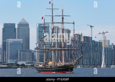 Charlton, London, Vereinigtes Königreich. 11 Juni, 2018. Die drei Dreimaster Tall Ship Stad Amsterdam dargestellt auf der Themse zur Thames Barrier heute nach einem Besuch in der Hauptstadt. Rob Powell/Alamy leben Nachrichten Stockfoto