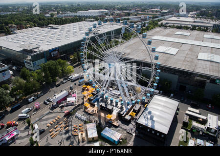 Hannover, Deutschland. 11 Juni, 2018. Ein Riesenrad auf dem Gelände des digitalen Messe "Cebit". Die Cebit ist der Versuch, eine neue 'Festival' Format nach drei Jahrzehnten, die zwischen dem 11. und dem 15. Juni. Foto: Julian Stratenschulte/dpa Quelle: dpa Picture alliance/Alamy leben Nachrichten Stockfoto