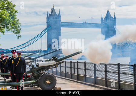 London, Großbritannien. 11. Juni 2018. Der Honourable Artillery Company (HAC), der Stadt des Londoner Reservearmee Regiment, Feuer 62 Pistole Royal Salute am Tower von London zu Ehren des 97. Geburtstags von Seiner Königlichen Hoheit Prinz Philip, Herzog von Edinburgh. Die drei L 118 zeremoniellen Leichte Waffen abgefeuert, bei 10-Sekunden-Intervallen. Während ein Royal Salute normalerweise umfasst 21 Gewehre, dieses wird auf 41 erhöht, wenn von einem Königlichen Park oder Residence gefeuert. Credit: Guy Bell/Alamy leben Nachrichten Stockfoto