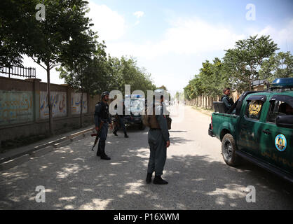 Kabul, Afghanistan. 11 Juni, 2018. Security Force Mitglieder stand Guard in der Nähe von der Stelle von einem Selbstmordanschlag in Kabul, der Hauptstadt Afghanistans, am 11. Juni 2018. Mindestens 12 Menschen wurden getötet und 31 andere verletzte nach einem Selbstmord bombenexplosion einem Ministerium Büro in Kabul, Afghanistan am Montag, öffentliche Gesundheit Ministerium des Landes erschüttert. Credit: Rahmat Alizadah/Xinhua/Alamy leben Nachrichten Stockfoto