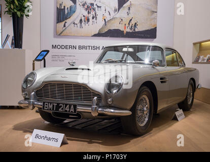Bonhams, New Bond Street, London, UK. 11 Juni, 2018. Bonhams Anzeige die 1965 Aston Martin DB 5 von James Bond (Pierce Brosnan) in der 1965 motion picture "GoldenEye". Es wird für den Verkauf auf dem Festival von Geschwindigkeit Verkauf angeboten werden, die geschätzte 1,200,000-1 £ 600.000. Credit: Malcolm Park/Alamy Leben Nachrichten. Stockfoto