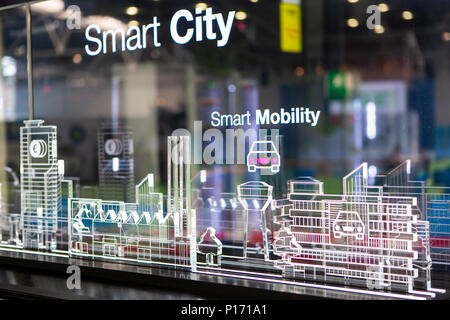 Hannover, Deutschland. 11 Juni, 2018. CEBIT 2018, international computer Expo und der Europa-Festival für Innovation und Digitalisierung: Thema Smart City als Acryl Dekoration am Stand der Deutschen Firma Rittal. Credit: Christian Lademann Stockfoto