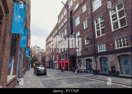 Gepflasterte Gasse von Earlham Street aus der Seven Dials in Central London, England gesehen, Großbritannien Stockfoto