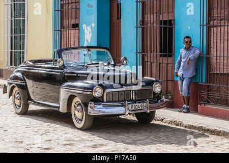Ein Jahrgang 1948 American Mercury Acht arbeiten als ein Taxi in die UNESCO-Weltkulturerbe Stadt Trinidad, Kuba. Stockfoto