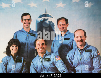 Astronauten der STS-7/Challenger Mission sind nach rechts erste Zeile links: Sally K. Ride (Mission Specialist), Robert L. Crippen (Kommandant), Frederick H. Hauck (Pilot); Hintere Reihe: John M. Fabian (links) und Norman E. Musgrave (Mission Specialists). STS-7 startete die erste 5-köpfigen Crew und der erste amerikanische weibliche Astronauten in den Weltraum am 18. Juni 1983. Stockfoto