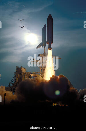 Das Space Shuttle Discovery steigt gen Himmel, vom Launch Pad 39B auf der Mission STS-64 in 6:22:35 Uhr EDT, 9. September 1994. An Bord sind eine Besatzung von sechs: Kommandant Richard N. Richards; Pilot L. Blaine Hammond jr.; und Mission Spezialisten Mark C. Lee, Carl J. Meade, Susan J. Helms und Dr. J.M. Linenger. Stockfoto