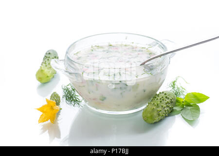 Im Sommer kalte Gurkensuppe in einer Platte Stockfoto