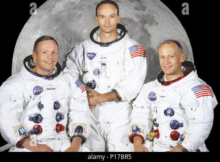 Porträt der Crew der Apollo 11 Mondlandung Mission. Von links nach rechts sind dies: Commander, Neil A Armstrong, Befehl Modul Pilot, Michael Collins, und Lunar Module Pilot, Edwin E. Aldrin jr. Am 20. Juli 1969 um 4:18 PM, EDT die Mondlandefähre "Eagle" in einer Region der Mond gelandet, das Mare Tranquillitatis, auch als das "Meer der Ruhe bekannt. Nach seinem Raumschiff sichern, Armstrong angefunkt zurück zur Erde: "Houston, Tranquility Base hier, The Eagle Has Landed'. Um 10:56 Uhr am gleichen Abend und von einem weltweiten Fernsehpublikum Zeuge, Neil Armstrong trat weg Stockfoto