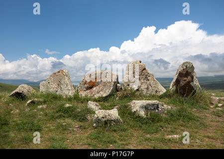Alte steinerne Formationen in der Armenischen Stonehenge: karahunj an einem Sommertag. Sisian, Armenien. Stockfoto