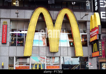 NEW YORK, NY - 7. Mai 2016: McDonald's Golden Arches in Times Square in Manhattan, New York Stockfoto