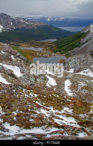 Blick auf die Laguna del Salto zu den Beagle Kanal von entlang der Dientes Stromkreis Stockfoto