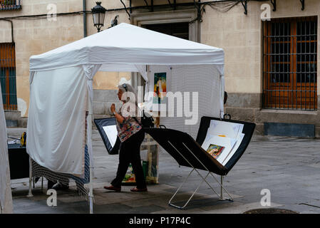 Madrid, Spanien - 2. Juni 2018: in der Kunst Straße Marktstand auf dem Platz des Conde von Miranda. Stockfoto