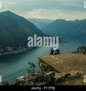 Die befestigte Stadt in einer Bucht von Kotor in Montenegro an der Adria. Stockfoto