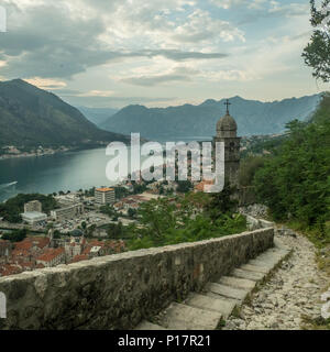 Die befestigte Stadt in einer Bucht von Kotor in Montenegro an der Adria. Stockfoto