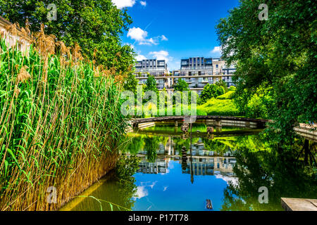 Der Parc de Bercy ist ein großer und abwechslungsreicher Park in Paris, Frankreich Stockfoto