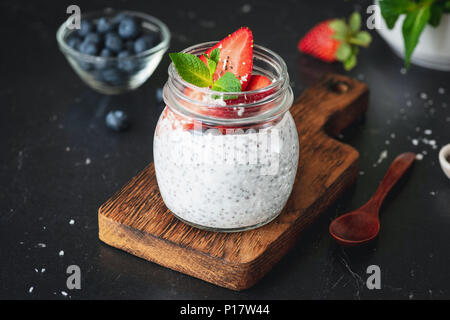 Vegan chia Milchreis mit frischen Beeren in einem jar. Detailansicht. Konzept der gesunden Lebensstil, Diät, gesunde Ernährung, Fitness Essen Stockfoto