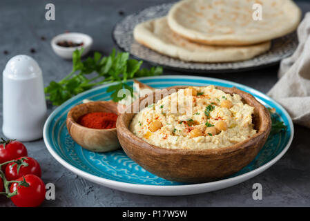 Hausgemachte kichererbse Hummus und Fladenbrot. Traditionelle orientalische Lebensmittel, Meze oder Vorspeise. Stockfoto