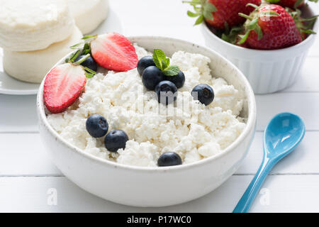 Quark, Landwirt oder tvorog Käse, Quark, frische Beeren in eine Schüssel geben. Gesunde Lebensweise, gesunde Ernährung Essen Stockfoto