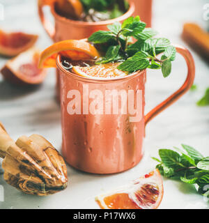 Blutorange Moscow Mule Alkohol Cocktails, Quadrat Erntegut Stockfoto