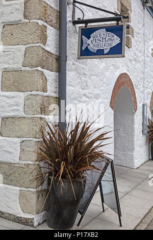 Zeichen für den Eingang zu Rick Stein's Restaurant in Camborne, Cornwall, England. Stockfoto