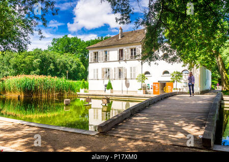 Der Parc de Bercy ist ein großer und abwechslungsreicher Park in Paris, Frankreich Stockfoto