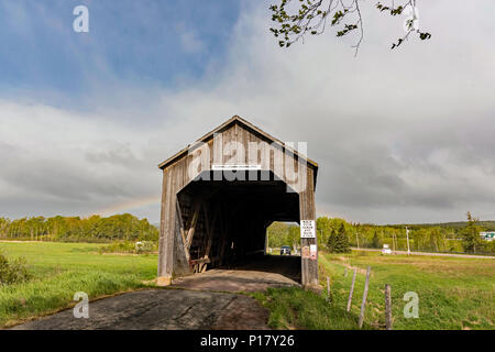 Sawmill Creek Covered Bridge in Hopewell Hill, entlang der Route 114, Hopewell Cape Stockfoto