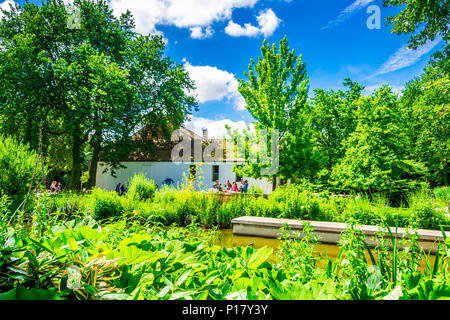 Der Parc de Bercy ist ein großer und abwechslungsreicher Park in Paris, Frankreich Stockfoto