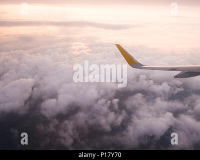 Aus dem Bullauge eines Verkehrsflugzeugs, von Valencia nach Rom links in den frühen Morgenstunden gesehen Stockfoto