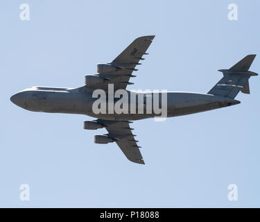 Ein C-5 M Super Galaxy bei einer Überführung, während der Flügel über Solano Air Show in Travis Air Force Base, Calif., 7. Mai 2017. Die zweitägige Veranstaltung, die von der United States Air Force Thunderbirds Antenne demonstration Team, Überführungen und statische wird angezeigt. Stockfoto