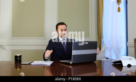 Elegante business Mann im weißen Hemd Korrektur seiner Krawatte und indem er seinen Anzug Jacke und beginnt mit der Arbeit Stockfoto