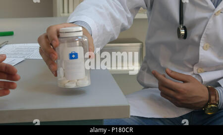 Arzt Pillen zu geben, die dem Patienten bei Austausch von Geld Stockfoto