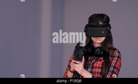 Mädchen mit Virtual reality Brillen und halten eine VR-gun Stockfoto