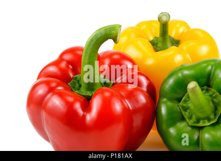 Drei farbenfrohe Paprika, Rot, Gelb, Grün, Paprika, Freisteller, isoliert auf weißem Stockfoto