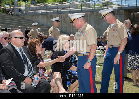 CHATTANOOGA, Tenn-Oberst Joseph Russo, command Officer von 14 Marine Regiment, 4 Marine Division, zusammen mit Oberst Jeffrey Smitherman, kommandierender Offizier für 6. Marine Recruiting District, grüßen die Mitglieder der Familie von gunnery Sgt. Thomas Sullivan und Staff Sgt. David Wyatt, an der Ross's Landing in Chattanooga, Tennessee, 7. Mai 2017. Sullivan und Wyatt postum die Medaille für ihre Handlungen während der Juli 16, 2015 Schießen, die an der Naval Reserve Center Chattanooga aufgetreten, dass zwei weitere Marines und ein Matrose Tote ausgezeichnet. Stockfoto