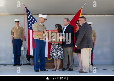 CHATTANOOGA, Tenn-Maj. Chris Baumwolle, kommandierender Offizier der einziehenden Station Montgomery, präsentiert die Navy und Marine Corps Medaille an die Familie von gunnery Sgt. Thomas Sullivan, an der Ross's Landing in Chattanooga, Tennessee, 7. Mai 2017. Baumwolle ist die ehemalige Inspector-Instructor für Batterie M, 3.Bataillon, 14 Marine Regiment, 4 Marine Division, Marine Reserve, die Einheit, die Sullivan zugewiesen war. Stockfoto