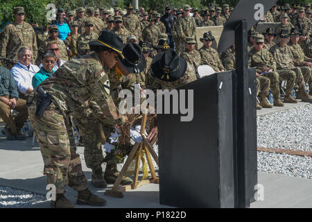 Von links: Command Sergeant Major Jill L. Crosby, Warrant Officer 2 Samuel Gabara und Colonel Christopher H. Colavita legen einen Kranz am 1. Kavallerie Division entschlossene Unterstützung Sustainment Brigade Denkmal die 7 Mai in Bagram Airfield (BAF), Afghanistan gewidmet war. Staff Sgt John W. Perry, Pfc. Tyler R. Iubelt, Oberst (Ret) Jarrold M. Reeves und Dr. Peter L. Provost wurden von einem Selbstmordattentäter auf BAF am 12. November 2016 getötet. Sgt. 1. Klasse Allan E. Brown starb an seinen Wunden 6. Dezember 2016. Stockfoto