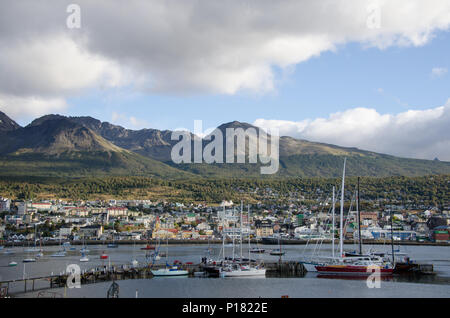 Blick über den Beagle Kanal Township von Ushuaia mit Anden Berge im Hintergrund. Ushuaia die südlichste Stadt in Argentinien Stockfoto