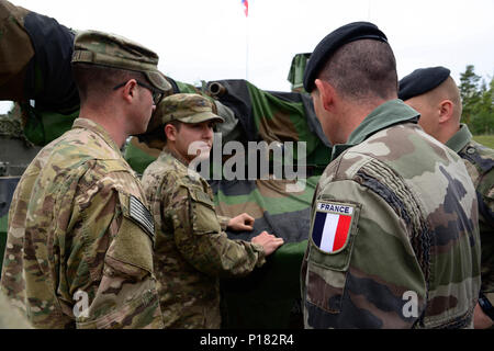 US-Soldaten, 1. Bataillon, 4. US-Infanteriedivision, 66th Armor Regiment, 3. Rüstung Brigade Combat Team zugewiesen Fragen französische Soldaten ihre Französisch Leclerc Panzer während der starken Europa Tank Herausforderung (SETC) Eröffnungsfeier am Truppenübungsplatz Grafenwöhr, Deutschland, 7. Mai 2017. Den SETC ist durch die US-Army in Europa und die deutsche Armee, 7.-12. Mai 2017 Co-Gastgeber. Der Wettbewerb wurde entwickelt, um eine dynamische Präsenz-Projekt, militärische Partnerschaft zu fördern, Förderung der Interoperabilität und bietet eine Umgebung für den Austausch von Taktiken, Techniken und Verfahren. Züge aus sechs Nationen der NATO und Partner ein Stockfoto