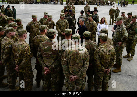 Acting Secretary Of The Army Robert M. Speer spricht mit US-Soldaten, 66th Armor Regiment, 3. Rüstung Brigade Combat Team, 1. Bataillon, 4. US-Infanteriedivision, während die starken Europa Tank Challenge (SETC) Eröffnungsfeier am Truppenübungsplatz Grafenwöhr, Deutschland, 7. Mai 2017 zugewiesen. Den SETC ist durch die US-Army in Europa und die deutsche Armee, 7.-12. Mai 2017 Co-Gastgeber. Der Wettbewerb wurde entwickelt, um eine dynamische Präsenz-Projekt, militärische Partnerschaft zu fördern, Förderung der Interoperabilität und bietet eine Umgebung für den Austausch von Taktiken, Techniken und Verfahren. Züge aus sechs Nationen der NATO und partner Stockfoto