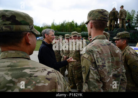 Acting Secretary Of The Army Robert M. Speer spricht mit US-Soldaten, 66th Armor Regiment, 3. Rüstung Brigade Combat Team, 1. Bataillon, 4. US-Infanteriedivision, während die starken Europa Tank Challenge (SETC) Eröffnungsfeier am Truppenübungsplatz Grafenwöhr, Deutschland, 7. Mai 2017 zugewiesen. Den SETC ist durch die US-Army in Europa und die deutsche Armee, 7.-12. Mai 2017 Co-Gastgeber. Der Wettbewerb wurde entwickelt, um eine dynamische Präsenz-Projekt, militärische Partnerschaft zu fördern, Förderung der Interoperabilität und bietet eine Umgebung für den Austausch von Taktiken, Techniken und Verfahren. Züge aus sechs Nationen der NATO und partner Stockfoto